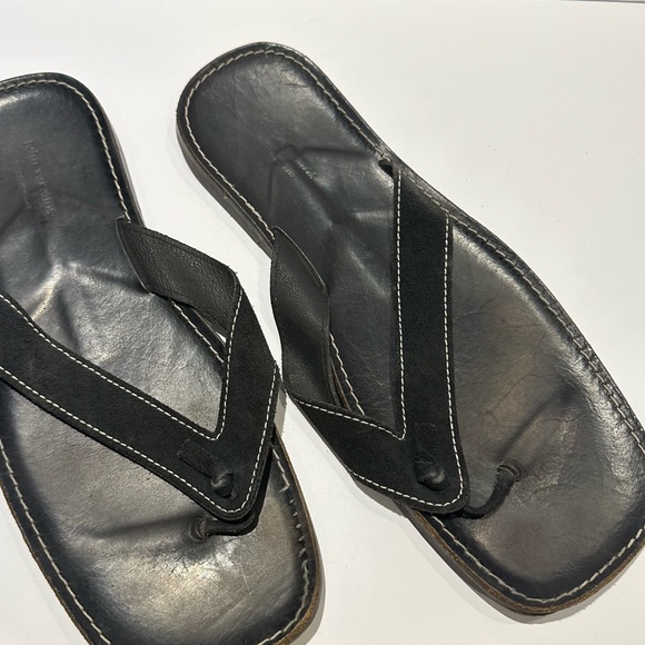 John Varvatos Men\'s Suede Leather Thong Slide Sandal in Black